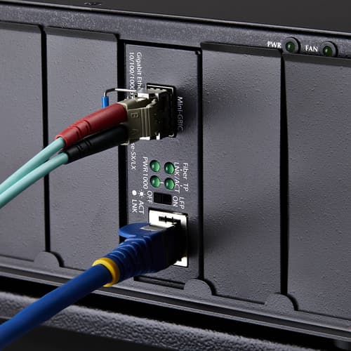 StarTech.com - Fibre media converter - 1GbE - over fibre optic - 1000Base-T, 1000Base-LX, 10Base-T, 100Base-TX - LC Duplex single-mode / RJ-45 - up to 20 km - 1310 nm - TAA Compliant — view 7